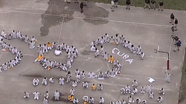 cubanos presos en el centro de detencion de krome se manifiestan con la senal de sos