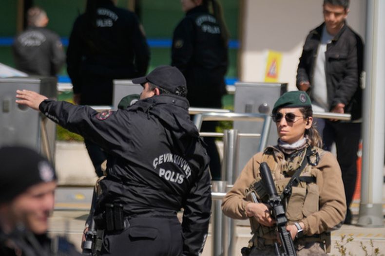 Policías y militares turcos aseguran la zona tras un ataque de hombres armados en un edificio que alberga el consulado de Israel en Estambul, Turquía, el martes 7 de abril de 2026. (Foto AP/Khalil Hamra)