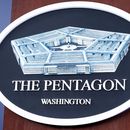 ARCHIVO – El logotipo del Departamento de Defensa de Estados Unidos en el muro de la sala de prensa del Pentágono, el 29 de octubre de 2024, en Washington. (AP Foto/Kevin Wolf, Archivo)