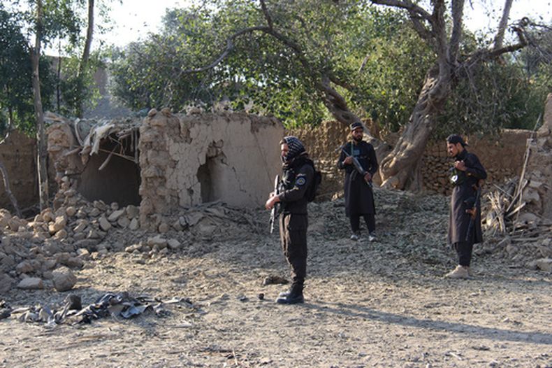 Agentes de seguridad talibanes inspeccionan el lugar de lo que, según funcionarios talibanes, fueron ataques aéreos pakistaníes en la provincia deJost, Afganistán, el jueves 24 de septiembre de 2026. (AP Foto/Saifullah Zahir)