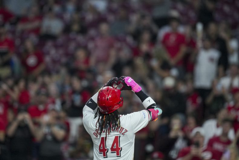Elly De La Cruz, de los Rojos de Cincinnati, gesticula después de conectar un jonrón solitario durante la quinta entrada del juego de béisbol contra los Cerveceros de Milwaukee en Cincinnati, el lunes 8 de abril de 2024. (AP Foto/Aaron Doster)
