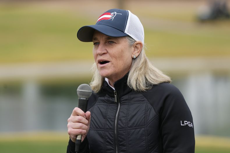 ARCHIVO - La comisionada de la LPGA Mollie Marcoux Samaan se dirige al público tras la última ronda del torneo LPGA Ford Championship, el 31 de marzo de 2024, en Gilbert, Arizona. (AP Foto/Ross D. Franklin)