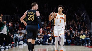Jalen Johnson, de los Hawks de Atlanta, festeja luego de atinar un triple ante Mario Hezonja, de los Cavaliers de Cleveland, en el duelo del jueves 29 de octubre de 2026 (AP Foto/Erik S. Lesser)