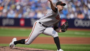 Jack Flaherty, abridor de los Orioles de Baltimore, hace un lanzamiento en el juego del jueves 3 de agosto de 2023, ante los Azulejos de Toronto (Mark Blinch/The Canadian Press via AP)