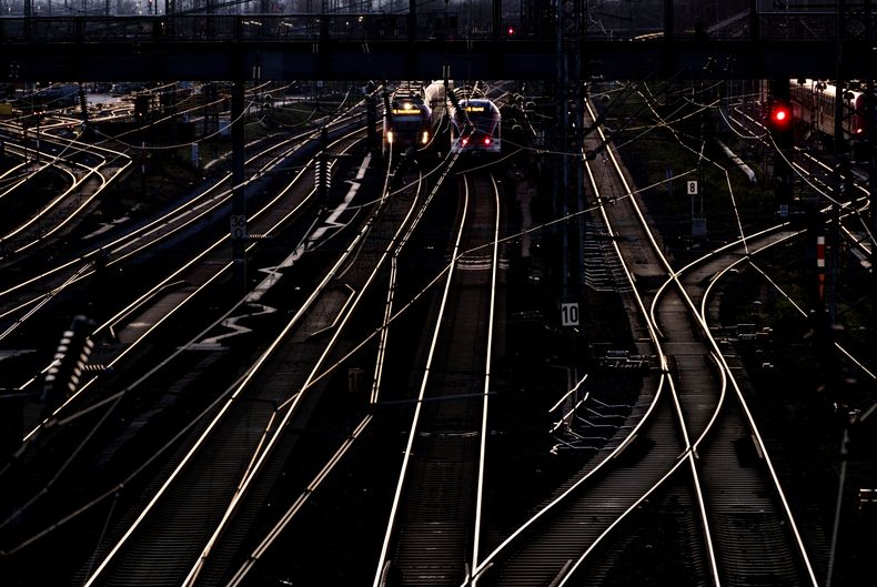 Dos trenes, fotografiados en el exterior de la estación central de Fráncfort, Alemania, el 9 de enero de 2024. (AP Foto/Michael Probst)