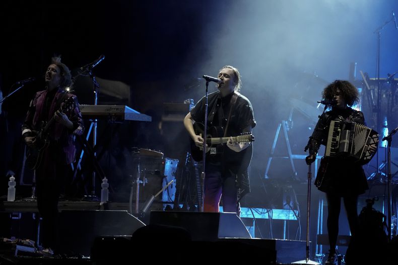 Arcade Fire durante su concierto en el festival Corona Capital de la Ciudad de México el viernes 17 de noviembre de 2023. (Foto AP/Eduardo Verdugo)