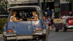 ARCHIVO - Mujeres viajan en la parte trasera de un taxi colectivo en La Habana, Cuba, 6 de abril de 2023. El transporte público en Cuba transporta actualmente a menos del 50% de las personas que trasladaba hace cinco años, informó el ministro de Transporte el jueves 18 de abril de 2024. (AP Foto/Ramón Espinosa, Archivo)