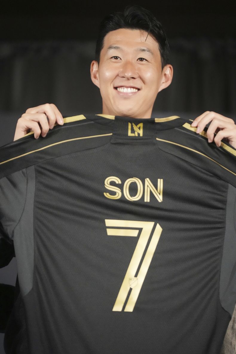 El surcoreano Son Heung-min es presentado como nuevo jugador de Los Angeles FC, el miércoles 6 de agosto de 2025 (AP Foto/Damian Dovarganes)