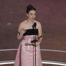 Mikey Madison recibe el premio a mejor actriz por Anora en los Oscar el domingo 2 de marzo de 2025 en el Teatro Dolby en Los Angeles. (Foto AP/Chris Pizzello)