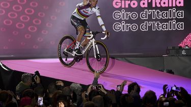 Remco Evenepoel durante la presentación de su equipo en la Piazza Salotto antes del Giro de Italia el jueves 4 de mayo del 2023. (Fabio Ferrari/LaPresse via AP)