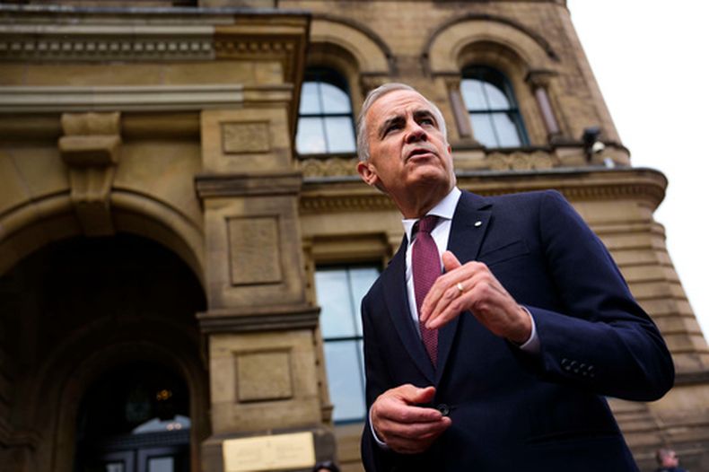 El primer ministro canadiense, Mark Carney, hace una declaración fuera de la Oficina del Primer Ministro y Concejo Privado en Ottawa, el martes 21 de julio de 2026.(Justin Tang/The Canadian Press vía AP)
