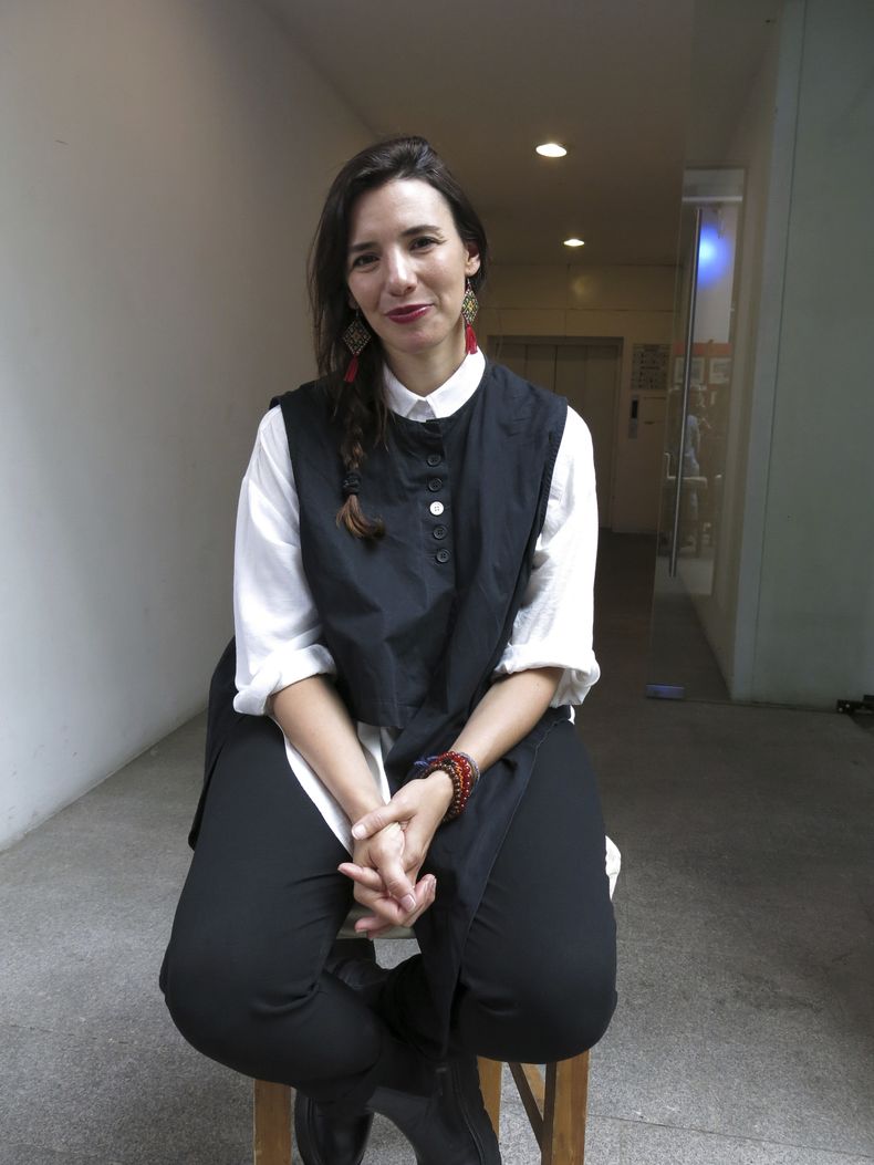 La cineasta Lila Aviles, de la película Tótem, posa durante una entrevista en el almuerzo de nominados de la 66a edición de los premios Ariel de la Academia Mexicana de Artes y Ciencias Cinematográficas en la Ciudad de México el 21 de agosto de 2024. (Foto AP/Berenice Bautista)