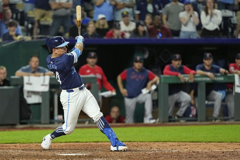 El venezolano Freddy Fermín, de los Reales de Kansas City, observa su sencillo decisivo en el duodécimo inning del juego ante los Medias Rojas de Boston, el viernes 9 de mayo de 2025 (AP Foto/Charlie Riedel)