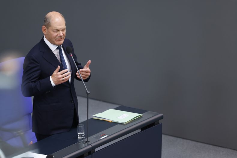 El canciller alemán Olaf Scholz responde preguntas durante una reunión del Parlamento federal en Berlín, Alemania, el miércoles 5 de julio de 2023. (AP Foto/Michele Tantussi)