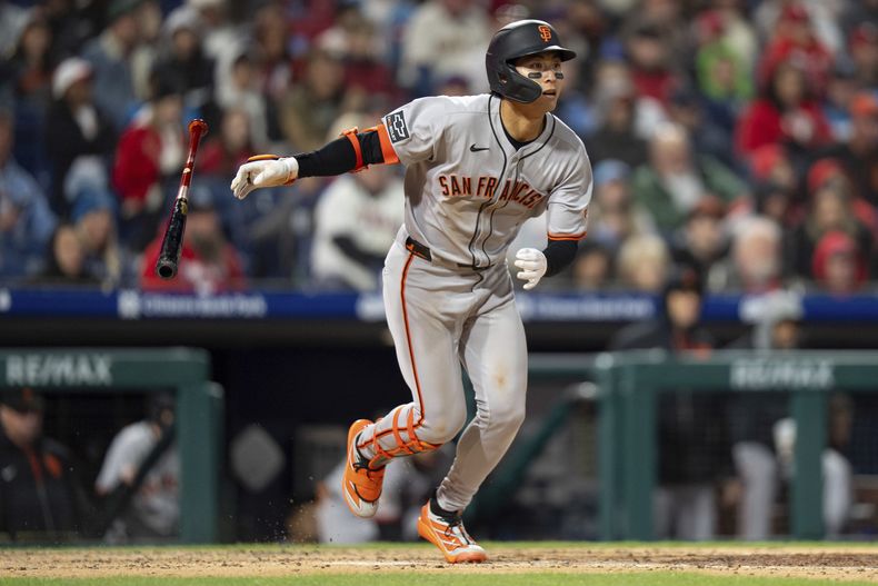 Jung Hoo Lee, de los Gigantes de San Francisco, batea un doble durante la quinta entrada del juego de béisbol de Grandes Ligas en contra de los Filis de Filadelfia, el miércoles 16 de abril de 2025, en Filadelfia. (AP Foto/Chris Szagola)