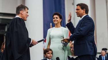 gobernador de florida, ron desantis, jura el cargo para un segundo mandato
