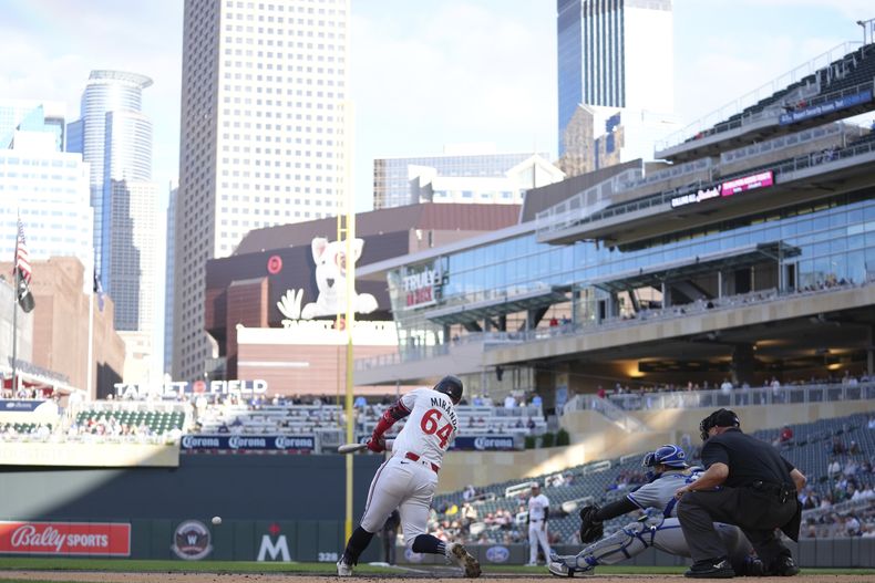 El puertorriqueño José Miranda, de los Mellizos de Minnesota, batea un sencillo de dos carreras en el juego del martes 28 de mayo de 2024, ante los Reales de Kansas City (AP Foto/Abbie Parr)