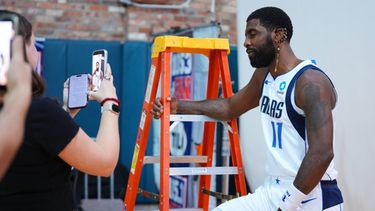 El base de los Mavericks de Dallas, Kyrie Irving, es entrevistado durante el día de medios de baloncesto de la NBA de su equipo, el 25 de septiembre de 2026, en Dallas. (Foto AP/Julio Cortez)