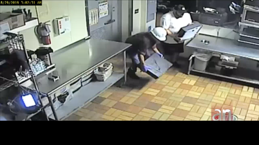 captados en camaras quedaron dos hombres robando un subway en hialeah