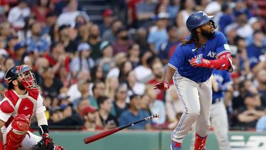 Vladimir Guerrero Jr., de los Azulejos de Toronto, observa volar la pelota para su cuadrangular solitario frente al receptor de los Medias Rojas de Boston, Connor Wong, durante la primera entrada del juego de béisbol, el viernes 4 de agosto de 2023, en Boston. (AP Foto/Michael Dwyer)
