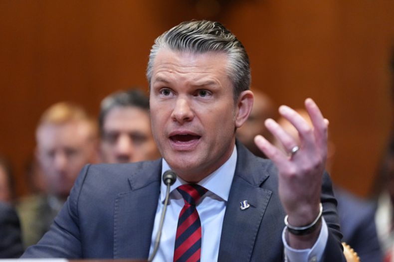 El secretario de Defensa de Estados Unidos, Pete Hegseth, declara en una audiencia del subcomité de asignaciones de defensa del Senado sobre la solicitud de presupuesto para el Departamento de Defensa, el martes 12 de mayo de 2026, en Washington. (AP Foto/Alex Brandon)