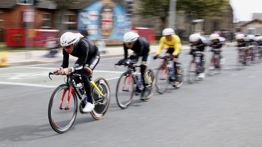 americateve | El equipo Colombia pedalea en una carretera durante una pr&aacute;ctica en la contrarreloj que puso en marcha el Giro de Italia el viernes, 9 de mayo de 2014, en Belfast. (AP Photo/Peter Morrison)