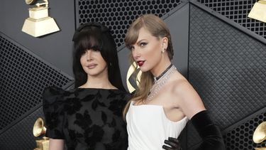 Lana del Rey, izquierda, y Taylor Swift llegan a la 66a entrega anual de los Grammy el domingo 4 de febrero de 2024 en Los Ángeles. (Foto Jordan Strauss/Invision/AP)