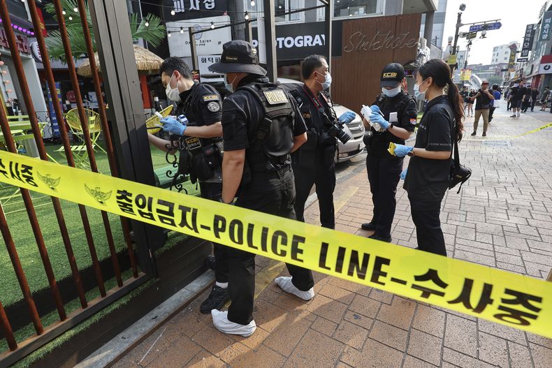 Policías investigan en el lugar donde se registró un ataque con cuchillo en una calle en Seúl, Corea del Sur, el viernes 21 de julio de 2023. (Shin Hyun-woo/Yonhap vía AP)