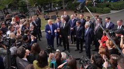 El presidente Donald Trump habla con periodistas en la Casa Blanca, en Washington, el martes 29 de septiembre de 2026, tras reunirse con altos ejecutivos de empresas de inteligencia artificial. (AP Foto/Jacquelyn Martin)