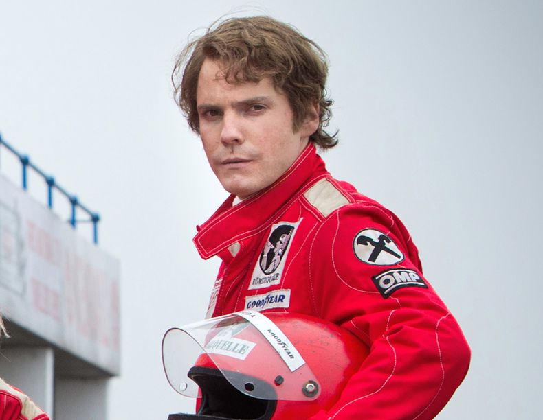 En esta imagen sin fecha difundida por Universal Pictures, Daniel Br&uuml;hl encarna al piloto de F&oacute;rmula Uno Niki Lauda en una escena de "Rush". Bruhl fue nominado a un Globo de Oro al mejor actor de reparto por este trabajo. La ceremoni