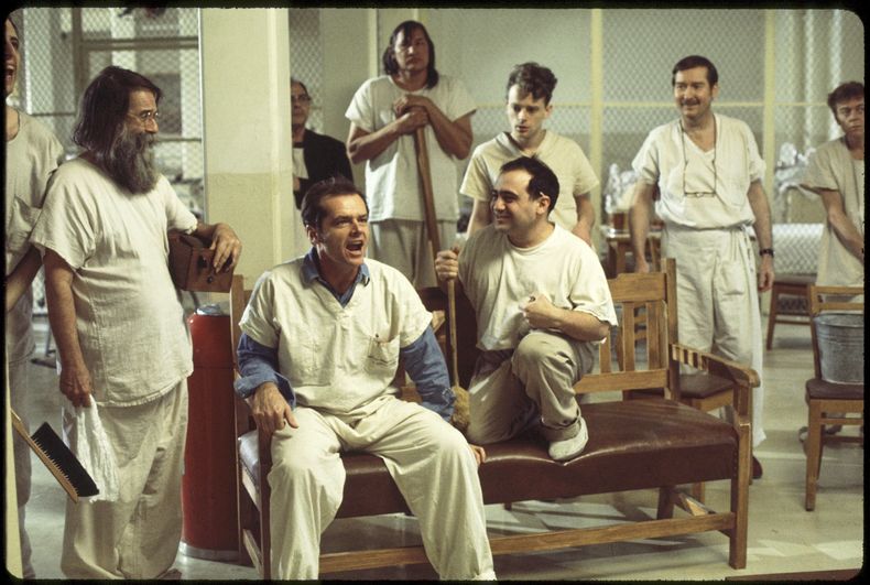 Esta imagen publicada por Fathom Entertainment muestra a Jack Nicholson, sentado a la izquierda, y a Danny DeVito, sentado a la derecha, con el elenco de apoyo en una escena de “One Flew Over the Cuckoo’s Nest”. (Fathom Entertainment via AP)