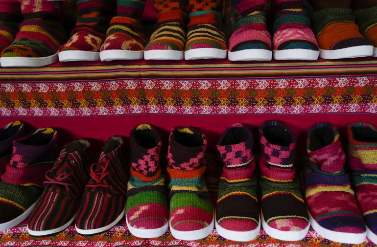 Boliviano rescata tejidos andinos y los convierte en zapatos