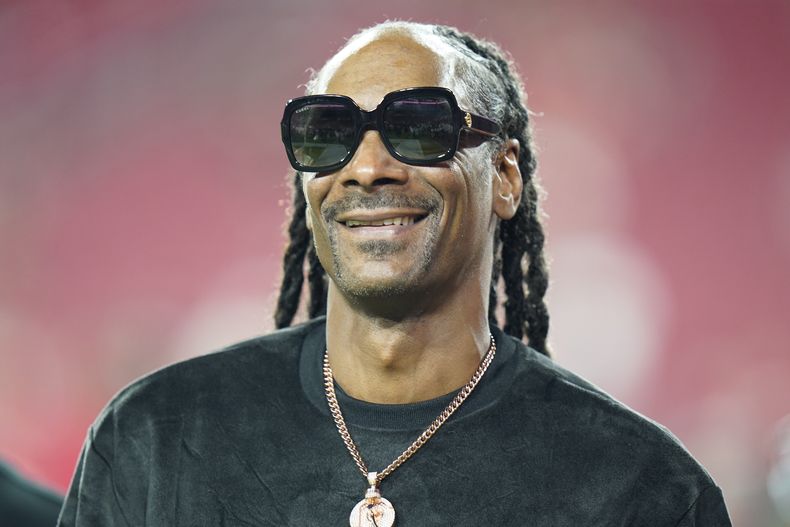 ARCHIVO - Snoop Dogg camina en la cancha antes del partido de la NFL entre los Buccaneers de Tampa Bay y los Saints de New Orleans el 19 de diciembre de 2021, en Tampa, Florida. Snoop Dogg será corresponsal de NBC para los Juegos Olímpicos de París. (Foto AP/Chris OMeara, archivo)