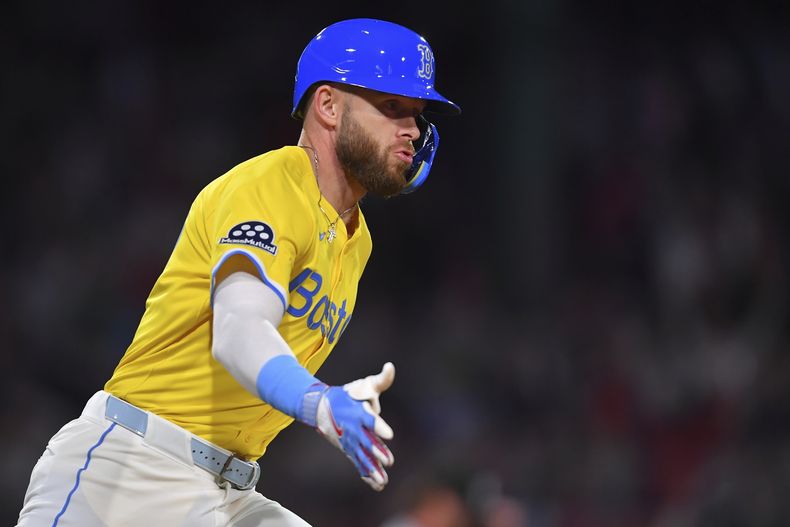 Trevor Story, de los Medias Rojas de Boston, festeja su jonrón de tres carreras ante los Medias Blancas de Chicago, el viernes 18 de abril de 2025 (AP Foto/Steven Senne)