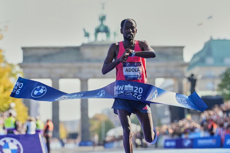 El corredor etíope Guye Adola cruza la línea de meta para ganar la Maratón de Berlín en Berlín, Alemania, el domingo 27 de septiembre de 2026. (AP Foto/Ebrahim Noroozi)