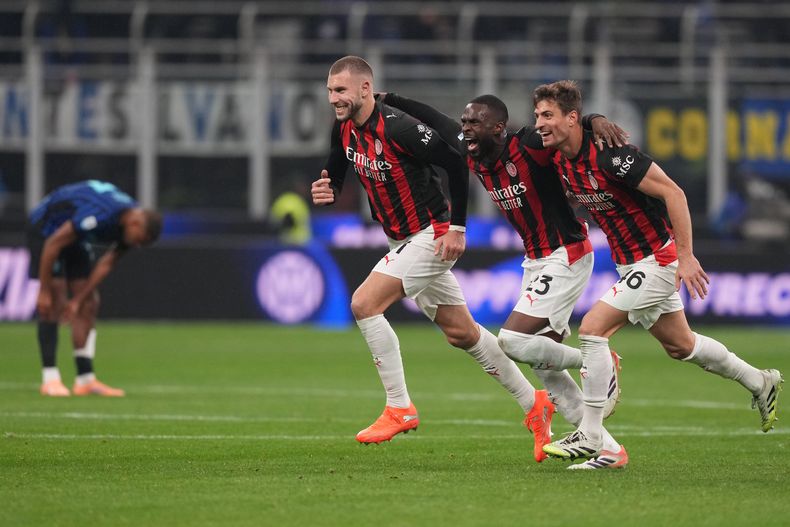 Strahinja Pavlovic, Fikayo Tomori y Matteo Gabbia del AC Milan celebran la victoria ante el Inter de Milán en la Serie A el domingo 23 de noviembre del 2025. (AP Foto/Antonio Calanni)