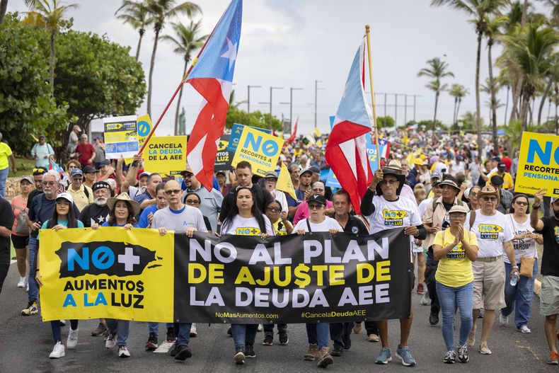 Una multitud se manifiesta contra una propuesta para aumentar el costo de la luz, el miércoles 28 de junio de 2023, en San Juan, Puerto Rico. (AP Foto/Alejandro Granadillo)