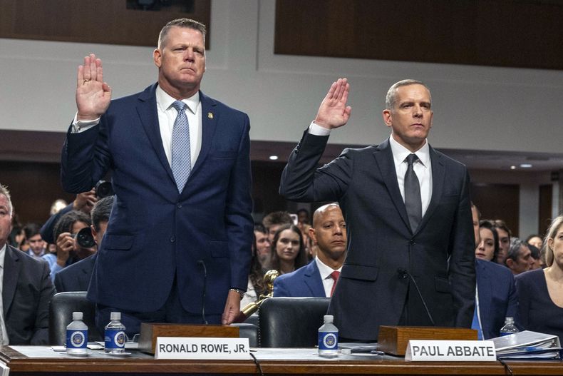 El director interino del Servicio Secreto de Estados Unidos, Ronald Rowe, izquierda, y el subdirector del FBI, Paul Abbate, prestan juramento antes de declarar en una audiencia conjunta de la Comisión del Senado sobre Seguridad Nacional y Asuntos Gubernamentales y la Comisión Judicial del Senado, donde se examinan las fallas de seguridad previas al intento de asesinato contra el candidato presidencial y expresidente republicano, Donald Trump, el martes 30 de julio de 2024 en Washington. (AP Foto/Kevin Wolf)