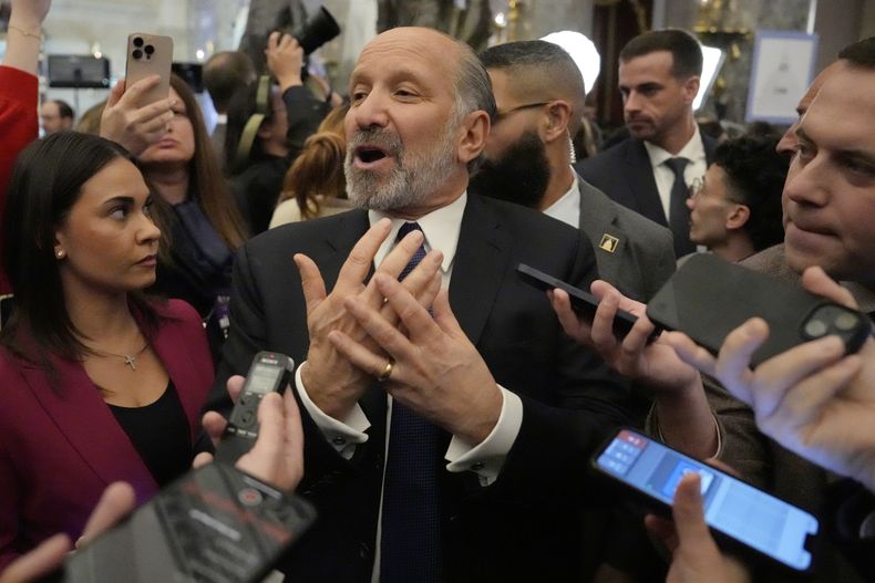 El secretario de Comercio, Howard Lutnick, habla con reporteros después del discurso del presidente Donald Trump ante una sesión conjunta del Congreso en el Capitolio, en Washington, el martes 4 de marzo de 2025. (AP Foto/Ben Curtis)