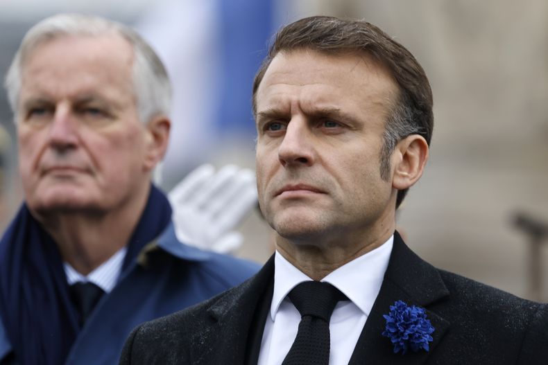 ARCHIVO – El presidente francés, Emmanuel Macron, derecha, y el primer ministro, Michel Barnier, asisten a la conmemoración del 106to aniversario del Armisticio del 11 de noviembre de 1918, que dio fin a la Primera Guerra Mundial, en el Arco del Triunfo en París, el lunes 11 de noviembre de 2024. (Ludovic Marin, Pool vía AP, Archivo)
