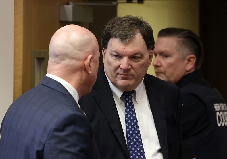 Rex A. Heuermann habla con su abogado Michael Brown durante una audiencia judicial en la que fue acusado del asesinato de Valerie Mack, en el tribunal del condado Suffolk en Riverhead, Nueva York, el 17 de diciembre de 2024. (James Carbone/Newsday vía AP, Pool)