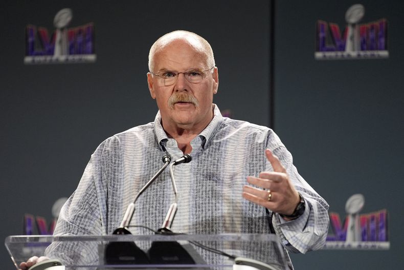 El entrenador en jefe de los Chiefs de Kansas City Andy Reid conversa durante una conferencia de prensa posterior al Super Bowl 58, el lunes 12 de febrero de 2024, en Las Vegas. (AP Foto/John Locher)