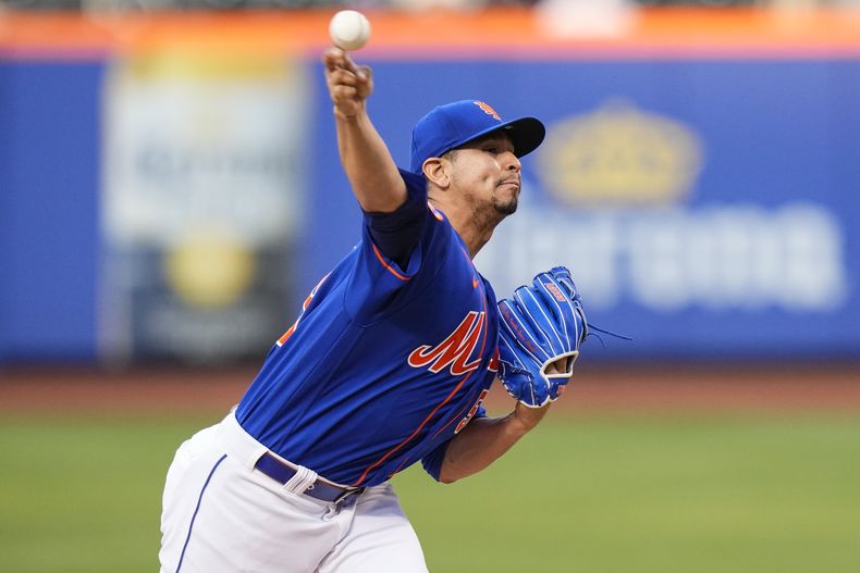 El venezolano Carlos Carrasco, de los Mets de Nueva York, lanza en el juego del miércoles 31 de mayo de 2023, ante los Filis de Filadelfia (AP Foto/Frank Franklin II)