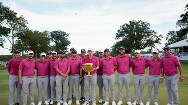 El capitán del equipo de EE. UU., Brandt Snedeker, sostiene el trofeo junto a su equipo mientras posan para una fotografía tras su victoria en el torneo de golf Presidents Cup frente al equipo Internacional en el Medinah Country Club, el domingo 27 de septiembre de 2026, en Medinah, Illinois. (Foto AP/Matt Slocum)
