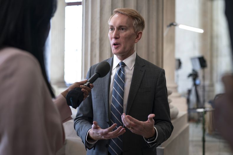 El senador James Lankford, principal negociador republicano sobre el paquete para la frontera y ayuda exterior, habla con la TV en el Capitolio, Washington, 5 de febrero de 2024. (AP Foto/J. Scott Applewhite)