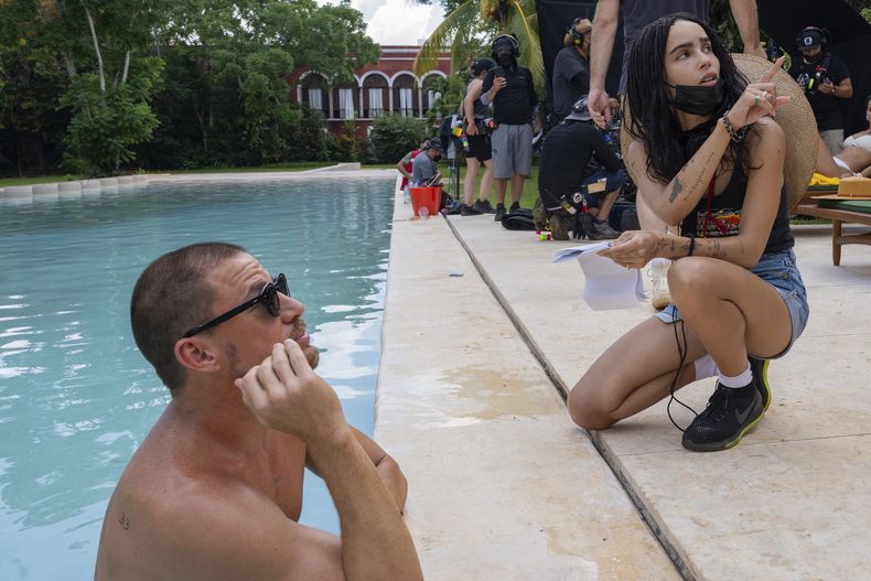 En esta imagen proporcionada por Amazon/MGM Studios el actor Channing Tatum, izquierda, y a la directora Zoë Kravitz en el set de Blink Twice. (Carlos Somonte/Amazon-MGM vía AP)