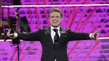 El cantante mexicano Luis Miguel se presenta en concierto en la Arena CDMX en la Ciudad de México, el martes 8 de octubre de 2024. (Foto AP/Eduardo Verdugo)