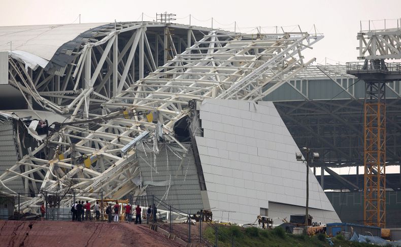 Destrozos causados el 27 de noviembre del 2013 por el derrumbe de una gr&uacute;a en el estadio Itaquerao a ser usado en la Copa Mundial de f&uacute;tbol del a&ntilde;o que viene. El ministerio del Trabajo de estado de Sao Paulo dijo que el operador de la