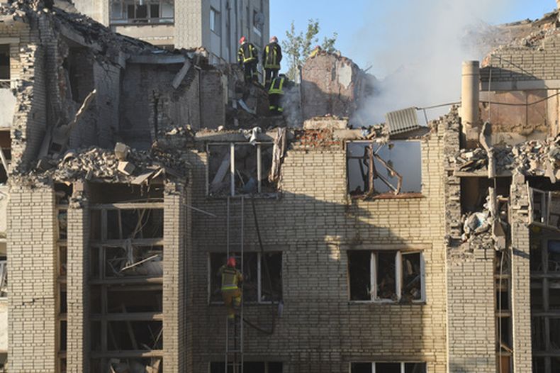 Rescatistas buscan entre los escombros de un edificio residencial tras un bombardeo en Leópolis, Ucrania, el jueves 30 de julio de 2026. (AP Foto/Mykola Tys)
