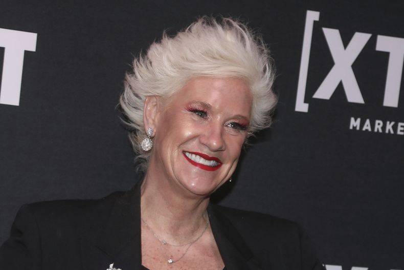 ARCHIVO - La chef Anne Burrell asiste a City Harvest Presents The 2025 Gala: Carnaval, el 22 de abril de 2025, en Nueva York. (Foto Andy Kropa/Invision/AP, archivo)